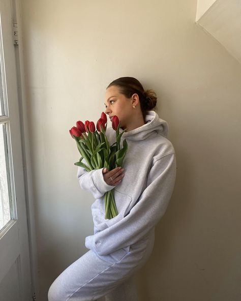 Aritzia Tna Sweatsuit, Aritzia Tna Aesthetic, Aritzia Sweatsuit Outfit, Aritzia Hoodie Outfit, Grey Leggings Outfit Fall, Tna Outfits, Bella Hadid Bun, Tna Sweatsuit, Sweatsuit Aesthetic