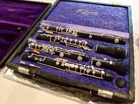 English horn cake! Oboe Music, English Horn, Music Jokes, Woodwind Instruments, Band Geek, Music Student, Guitar Art, Oboe, Graduation Cakes