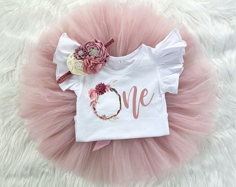 Rose 1st Birthday Theme, Rose Themed First Birthday Party, Wonderful 1st Birthday Theme, Onderful Girl Birthday, Isnt She Wonderful First Birthday Cake, 1st Birthday Girl Outfit Ideas, Little Miss Onederful Birthday Cake, Onederful Birthday Party Girl Theme, Ms Onederful Birthday