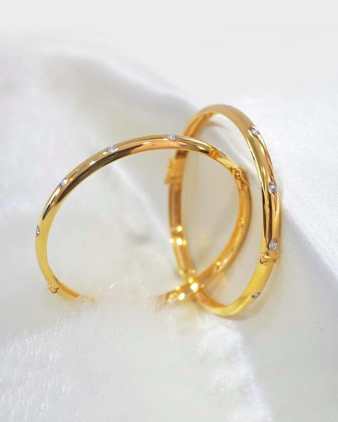 Give any look an extra oomph with this chic bangle set. Perfect as an everyday piece, this flushed diamond setting on high polish 18k yellow gold features diamonds spaced at intervals in a hinged openable option. It’s a timeless style that looks beautiful dressed up or down ! This easy to stack polished gold bangle is set with round diamonds for extra shine. Roohi diamond bangle is the perfect everyday bangle that will become your signature. Shop now on www.fayajewels.com #fayajewels #f... Bangles Design, Gold Bangles Design, Bangle Designs, Diamond Settings, Gold Bangle, Diamond Bangle, Bangle Set, Jewelry Patterns, Gold Bangles