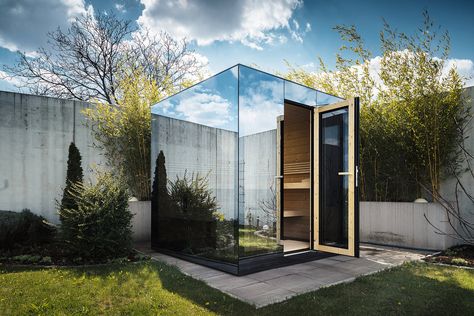 Red Dot Design Award: AMADÉ – Mirror Glass Sauna Glass Sauna Outdoor, Exterior Sauna, Glass Sauna, Modern Saunas, Backyard Spa, Infrarot Sauna, Raj Kumar, Sauna House, Sauna Heater