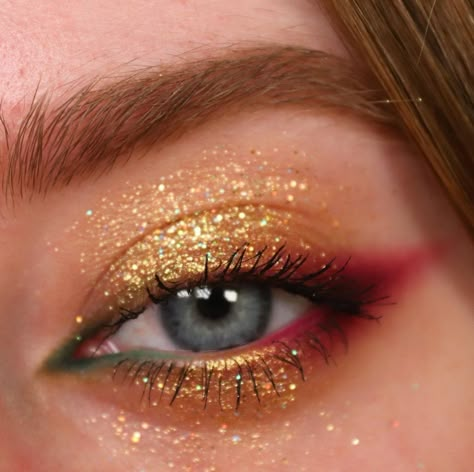 gold glitter eyeshadow look with red and green accent Christmas Makeup Looks Simple, Christmas Eyeliner, Creative Christmas Makeup, Eyeliner Creative, Christmas Party Looks, Christmas Eyeshadow Looks, Makeup Looks Winter, Christmas Makeup Simple, Christmas Party Makeup