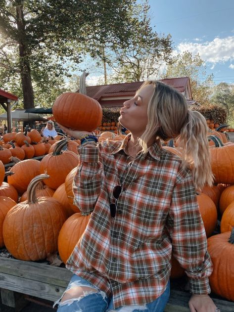 Pumpkin Instagram Pictures, Pumpkin Poses Instagram, Kat Singleton, Pumpkin Photoshoot, Pumpkin Patch Photoshoot, Branding Aesthetic, Pumpkin Patch Pictures, Fall Photo Shoot Outfits, Bestie Pics