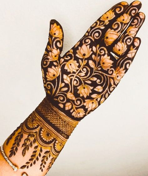 Negative Space Henna, Space Henna, Mehndi Palm, Henna Traditional, Feet Mehendi, Front Hand Mehndi Designs, Mehendi Ideas, Front Mehndi, Palm Mehndi