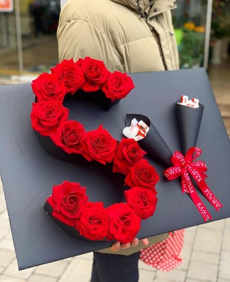 Creative Valentines Gifts, Letter Bouquet, Flowers Gift Ideas, Valentine's Day Flowers, Wedding Platters, Personalised Gifts Diy, Bridal Gift Wrapping Ideas, Stylish Alphabets, Flower Box Gift