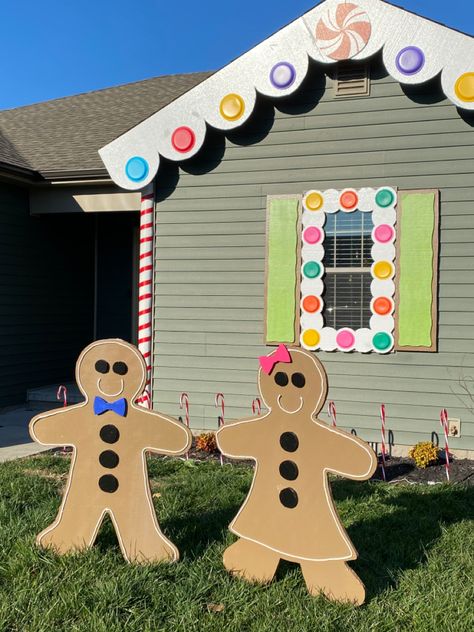 Gingerbread Home Decor Outdoor, Cardboard Gingerbread House Window Display, Life Size Gingerbread House Diy Outside, Life Size Outdoor Gingerbread House Diy, Gingerbread House Decorations Outdoor, Ginger Bread House Cubicle Decorations, Lifesize Gingerbread House, Outdoor Gingerbread House Decorations, Christmas Theme Ideas