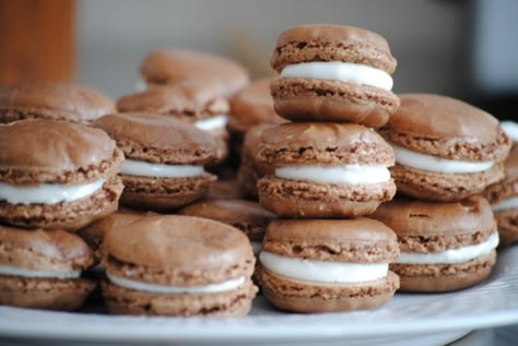 Hot Chocolate Macarons, Cocoa Marshmallow, Peanut Butter Bar, French Macaroon Recipes, Marshmallow Filling, Chocolate Macarons, Chocolate Macaroons, Macaron Flavors, Peanut Butter Chocolate Bars