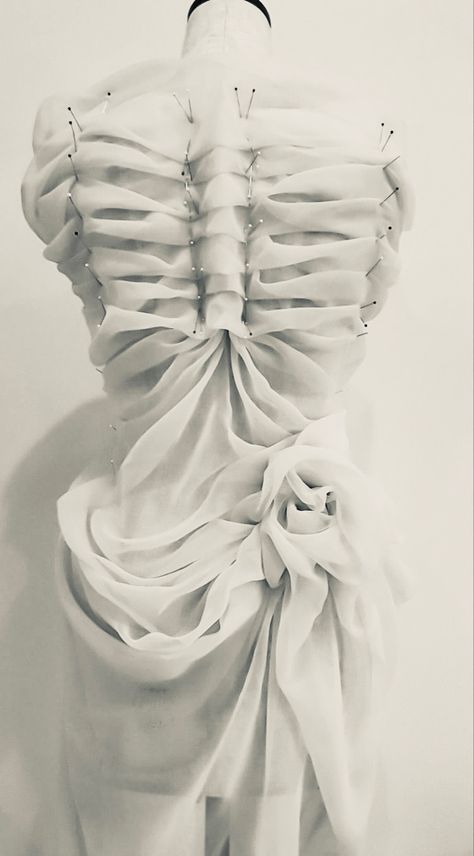 Skeleton Fashion, Detail Couture, Sculptural Fashion, Geometric Fashion, Draping Fashion, Diy Clothes Design, Fashion Inspiration Design, Textiles Fashion, School Fashion