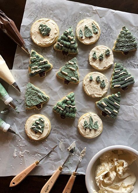 Frosting Sugar Cookies, Cookie Workshop, Sugar Cookies With Buttercream Frosting, Cookies With Buttercream Frosting, Christmas Cookie Frosting, Christmas Bakes, Wreath Cookies, Simple Sugar, Bakery Ideas