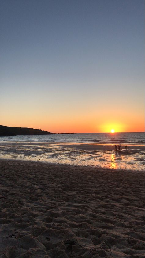 Beautiful sunset on the beach in St.Ives Cornwall At Ives Cornwall, Cornwall St Ives, St Ives Cornwall Aesthetic, Summer Visionboard, Cute Beach House, Cornwall Beach, Beach Cornwall, Cornwall Beaches, Uk Beaches