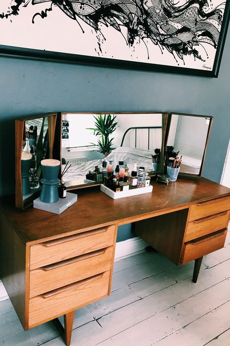 Mid Century Modern Dressing Table, Desk Vanity Organization Ideas, Small Space Vanity Ideas, Vanity Ideas Bedroom, Retro Dressing Table, Homey Touches, Mid Century Dressing Table, Vanity Inspo, Table Vanity