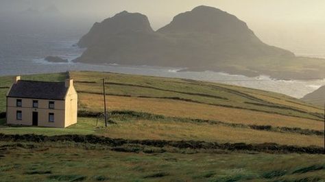 Rural home Cottage On A Hill, Cottages By The Sea, Cottage By The Sea, House By The Sea, Dark Autumn, Seaside Cottage, A Hill, Easy Piano, House On A Hill