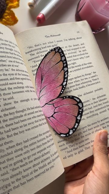 Diy Bookmark Ideas, Bookmark Aesthetic, Crafts Bookmarks, Butterfly Aesthetic, Diy Bookmark, Handmade Bookmarks Diy, Aesthetic Butterfly, Love Butterflies, My Little Pony Poster