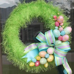 Brighten up your home for spring on a budget with these Dollar Store DIY Spring Decor ideas. From DIY spring wreaths to spring centerpieces, there are dollar tree spring crafts that make great DIY easter decorations. Easter Wreaths Diy, Easter Crafts Dollar Store, Shirt Walmart, Easter Porch Decor, Easter Centerpieces Diy, Foam Wreath, Grass Wreath, Easter Wreath Diy, Fun Wreath