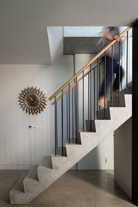 This south London house extension by Studio Octopi features a pre-cast concrete staircase that had to be craned into position Stair Shelves, Open Trap, Modern Appartement, Concrete Staircase, Modern Remodel, Concrete Stairs, Precast Concrete, Modern Farmhouse Exterior, London House