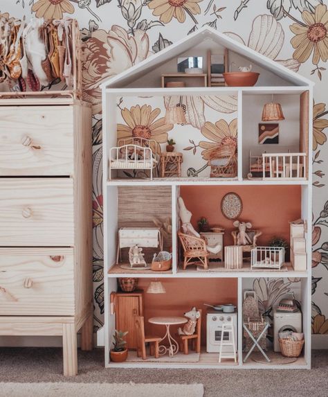 From Bookshelf to Dollshouse – Little Gatherer Best Doll House, Maileg Dolls, Kids Doll House, Diy Barbie House, Doll House Plans, Mini Doll House, Doll House Crafts, Dollhouse Projects, Barbie Doll House