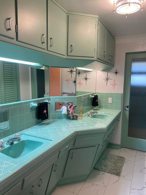 Vintage Bathroom Ideas 1950s, Retro Bathrooms 1950s, 1940s Bathroom Remodel, 1990s Bathroom, House Potatoes, 1950 Bathroom, Groovy House, 1940's Kitchen, 50s Bathroom