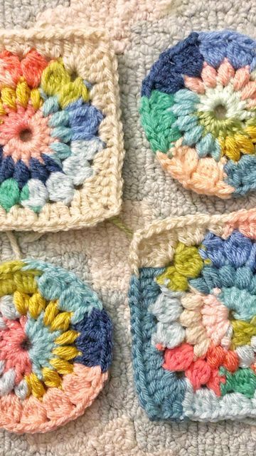 Layered Granny Square Crochet, Scrap Granny Squares, Granny Square Border Ideas, Crochet With Two Strands Of Yarn, Scrappy Yarn Projects, Scrappy Crochet Projects, Granny Square Color Palette, 3 Color Granny Square, Funky Granny Squares