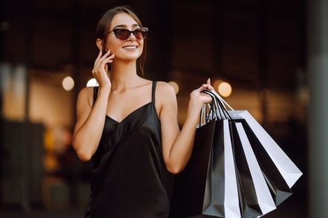 Free Photo | Side view of smiley woman holding up shopping bags Hipster Women, Yellow Clothes, Queen Fashion, Red Dress Women, Hipster Outfits, Trendy Summer Outfits, Spring Fashion Trends, Summer Fashion Trends, Fashion Portrait