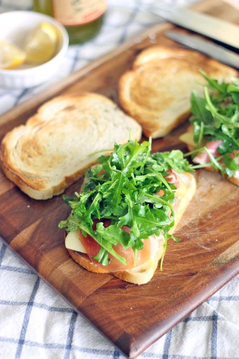 Apple and Prosciutto Sandwich with Goat Cheese and Arugula | This sandwich is the PERFECT combination of sweet, salty, tangy, and peppery. It takes 5 minutes to make and it's light and healthy, but will leave you feeling full and satisfied! Prosciutto Sandwich, Healthy Liver Diet, Apple Sandwich, Prosciutto Recipes, Sandwhich Recipes, Panini Recipes, Bacon Sandwich, Goat Cheese Recipes, Gourmet Sandwiches