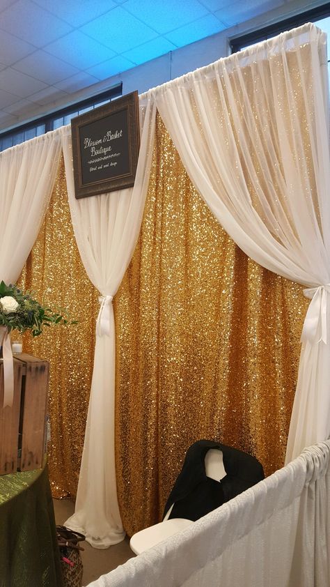 Rose Gold Graduation Party, Unique Backdrops, Ideas Aniversario, Becoming An Event Planner, Gold Graduation Party, Curtain Backdrop, Back Drops, Prom 2022, Curtain Backdrops