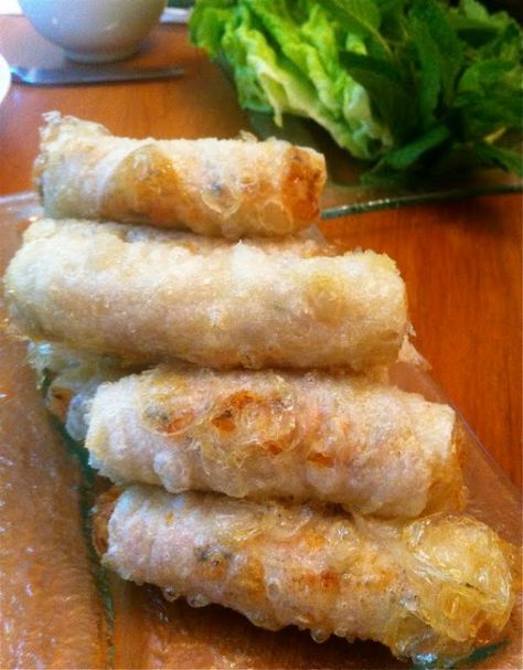 Vietnamese Fried Spring Rolls, Vietnamese Spring Rolls Recipe, Vietnamese Egg Rolls, Fried Spring Rolls, Vietnamese Spring Rolls, Chicken Spring Rolls, Spring Roll Recipe, Egg Roll Recipes, Vietnamese Cuisine