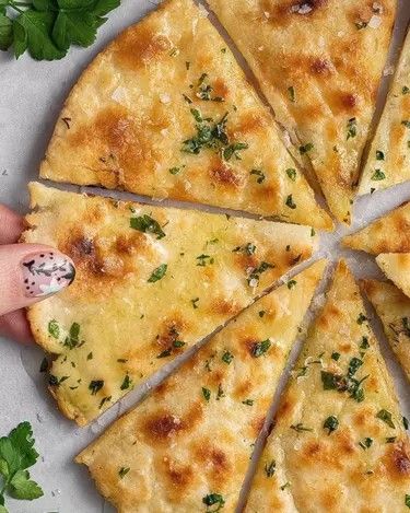 Gluten Free Pizza Base, Gluten Free Garlic Bread, Vegan Garlic Bread, Garlic Bread Pizza, Pain Sans Gluten, Bread Pizza, Flatbread Pizza, Gluten Free Pizza, Dairy Free Options