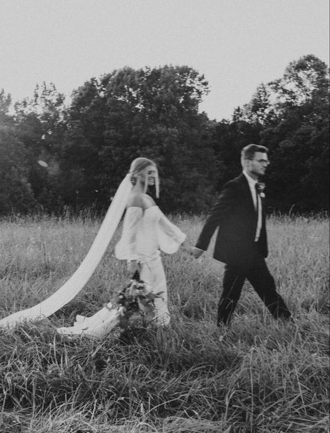 Wedding Photos Landscape, Up Close Wedding Photos, Wedding Photography Vintage Style, Romantic Vintage Wedding Photography, Big Field Wedding, Misty Wedding Photos, Old Fashioned Wedding Photos, Wedding Photos With Movement, Grainy Wedding Photo