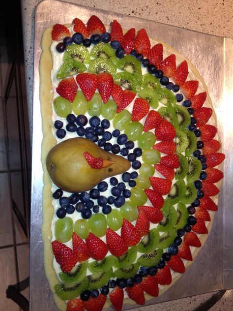 Turkey Fruit Pizza Fun Thanksgiving Fruit Tray, Turkey Fruit Pizza, Fruit Pizza Thanksgiving, Thanksgiving Fruit Pizza, Fall Fruit Pizza, Wedding Taals, Veggie Pizzas, Turkey Fruit, Fruit Pizza Cups