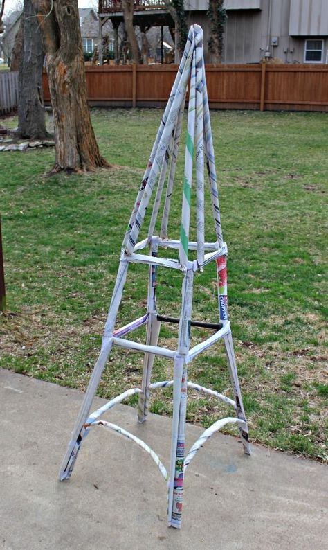 Engineering Challenge -- build a kid-sized Eiffel Tower from newspapers! Mess Free Craft, Science Diy, Paper Tower, Recycled Crafts Kids, Engineering Challenge, Steam Activities, Tower Building, Tower Design, Stem For Kids