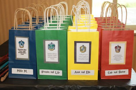 House Treat bags (with Bertie Bots beans and "Felix Felicis" bubble potion) Harry Potter Treat Bags, Harry Potter Goodie Bags, Harry Potter Favor Bag, Harry Potter Birthday Favors, Harry Potter Favors, Harry Potter Party Favors, Harry Potter Treats, Harry Potter Theme Birthday, Harry Potter Bday