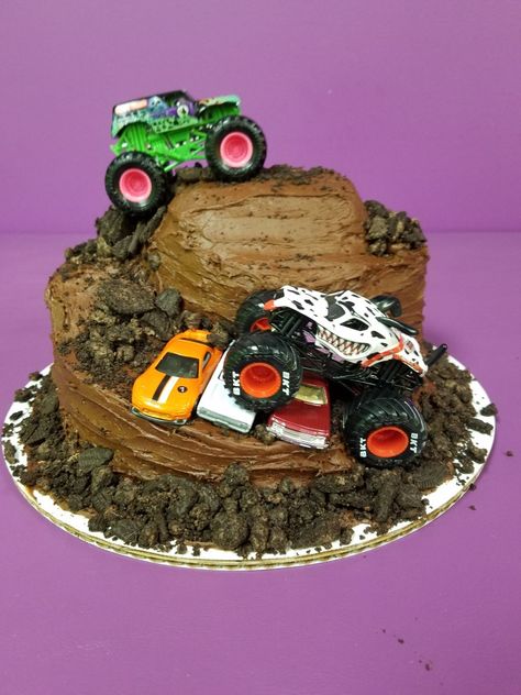 Round Monster Truck Cake, Monster Truck Arena Cake, Monster Truck Cupcakes Ideas, Monster Jam Cakes For Boys, Monster Truck Cakes For Boys, Truck Birthday Cake Ideas, Cake Monster Truck, Monster Jam Cake, Monster Truck Birthday Cake