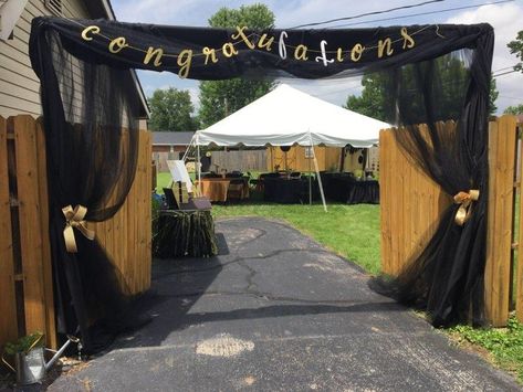 Entrance Decor Ideas Party, Black And Gold Diy Party Decor, Black And Gold Backyard Party, College Farewell Party Ideas Decoration, Black Tie Graduation Party Ideas, Farewell Party Ideas School Decoration, Black And Gold Outdoor Party, Black And Gold Graduation Party Ideas Decoration, Fairwell Decoration Ideas