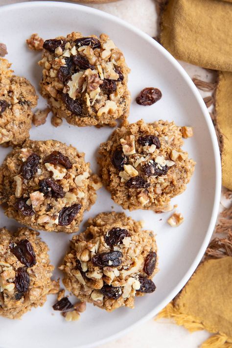 6-Ingredient Peanut Butter Oatmeal Raisin Cookies made without flour, sugar, or butter. This healthy cookie recipe is easy to throw together at a moment's notice. Oatmeal Applesauce Cookies, Oatmeal Raisin Cookies Healthy, Gourmet Chocolate Chip Cookies, Sunroom Kits, Healthy Oatmeal Cookies, Healthy Cookie, Blueberry Cookies, Gluten Free Cookie Recipes, Healthy Bars