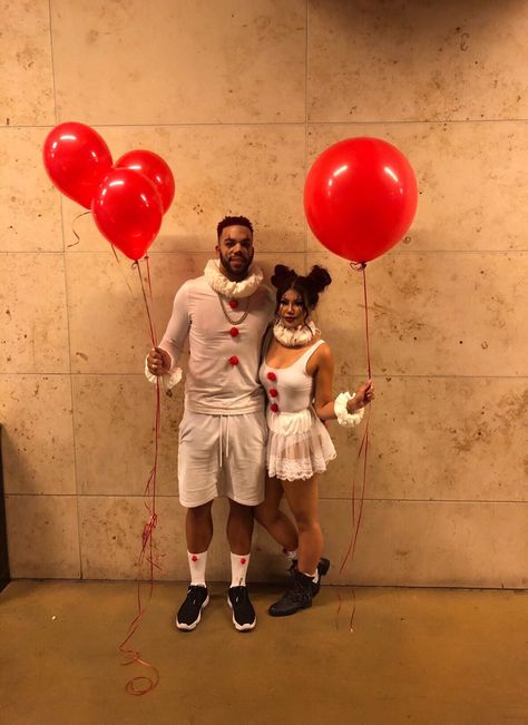 Couples Halloween costume Pennywise Scary Couples Halloween Costumes, Easy Couple Halloween Costumes, Funny Couple Halloween Costumes, Halloween Costumes Diy Couples, Halloween Parejas, Best Couples Costumes, Scary Halloween Costume, Scary Halloween Costumes, Cute Couple Halloween Costumes