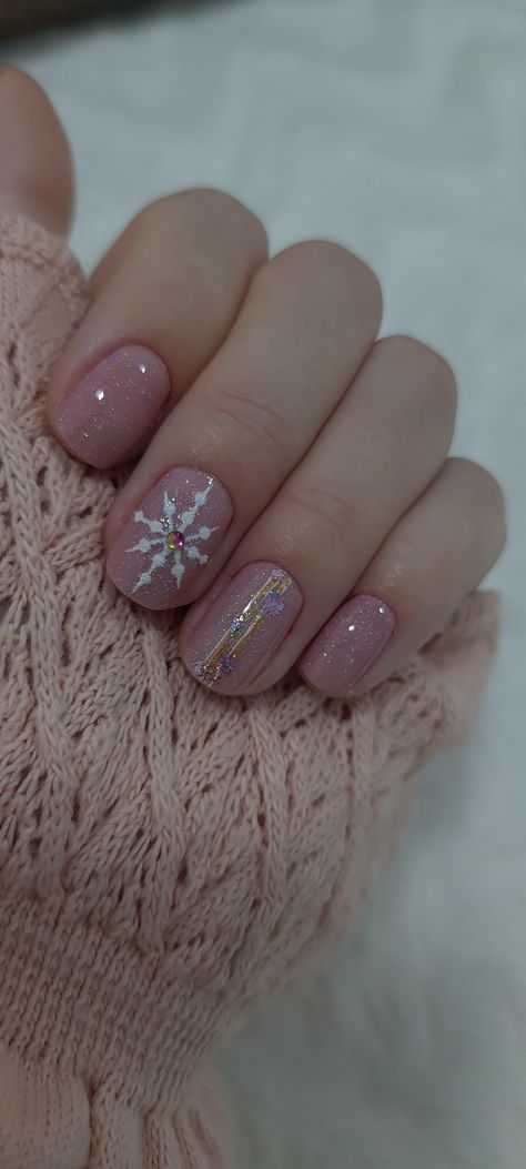 Festive Nails Snowflake, New Years Nails With Gems, Pink Glitter Snowflake Nails, Snowflake Pedicure Designs, Nails Design January, Simple Snowflake Nail Design, Frosty Pink Nails, Pink Nails With Snowflakes, Winter Nails For Kids