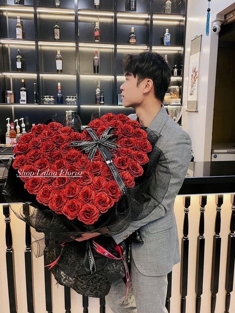 Bouquet Wisuda, Giant Bouquet, Valentine Flower Arrangements, Heart Bouquet, Man Bouquet, Roses Bouquet Gift, Luxury Flower Bouquets, Money Flowers, Wall Workout