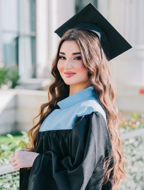 Graduation Hairstyles Medium, Hairstyles Graduation, Hair Graduation, Grad Hairstyles, Graduation Hairstyles With Cap, Graduation Hair, Graduation Pic Ideas, Nursing Graduation Pictures, Senior Photoshoot Poses