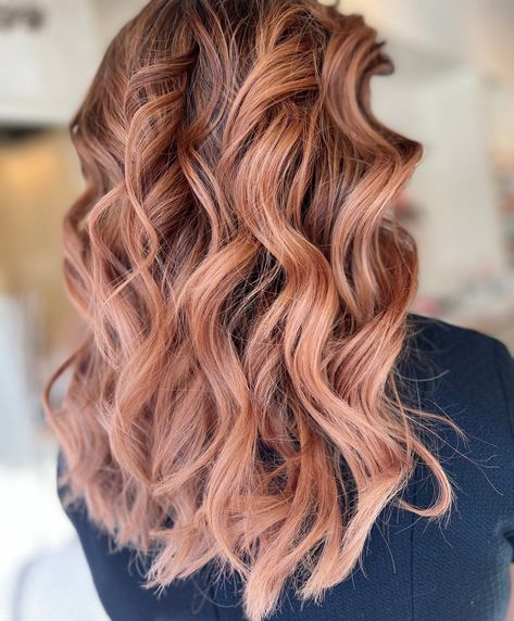 How to Get Rose Gold Hair | Rose Gold Hair Inspiration Rose Gold Hair Color Formula, Rosegold Haircolor, Highlights Rose Gold, Rose Gold Balayage, Hair Color Rose Gold, Golden Highlights, Hair Color Formulas, Flat Hair, Blonde Hair With Highlights