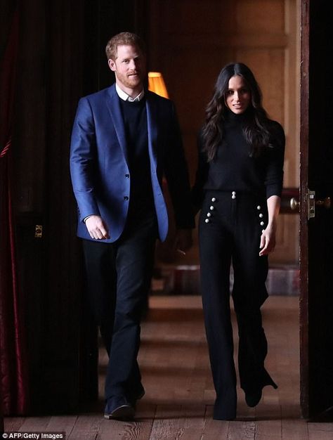 Yesterday, Meghan stepped out in trousers for the fourth time in a row wearing high-waiste... Estilo Meghan Markle, Meghan Markle Outfits, Prinz Harry, Meghan Markle Style, Style Royal, Principe Harry, Sailor Pants, Sarah Ferguson, Prince Harry And Meghan