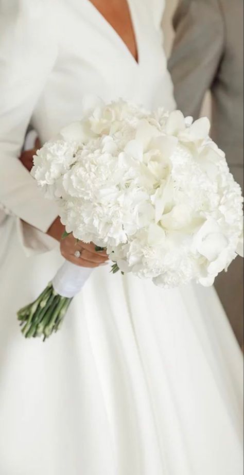 Creative Floral Arrangements, Hydrangea Bridesmaid Bouquet, White Hydrangea Wedding, Bridal Bouquet Ideas, Bride Bouquets White, Elegant Bridal Bouquets, Brides Flowers Bouquet, Hydrangea Bouquet Wedding, Elegant Wedding Bouquets