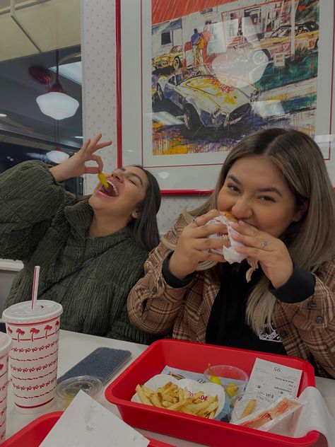 Food And Friends Aesthetic, Eating Food With Friends Aesthetic, Fast Food With Friends Aesthetic, Eating Tacos Aesthetic, Friends Eating Together Aesthetic, In And Out Burger Aesthetic, Food With Friends Aesthetic, Eating Food With Friends, Eating Food Photoshoot