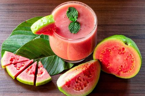 Guava Smoothie, Healthy Milkshake Recipes, Red Guava, Guava Benefits, Guava Jam, Pineapple Guava, Fruit Juice Recipes, Guava Leaves, Guava Fruit