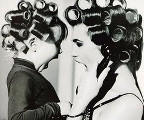 Mom & Daughter matching hair curlers Vintage Versace, Mommy Daughter, Fun Photos, Foto Tips, Mors Dag, Foto Art, Vintage Vogue, Vintage Glamour, Anthropology