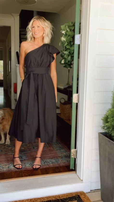 Day Time Wedding, Black Dress Ideas, Midi Outfit, Off The Shoulder Black Dress, Midi Wedding Guest Dress, Midi Outfits, Daytime Wedding, Derby Dress, One Shoulder Midi Dress