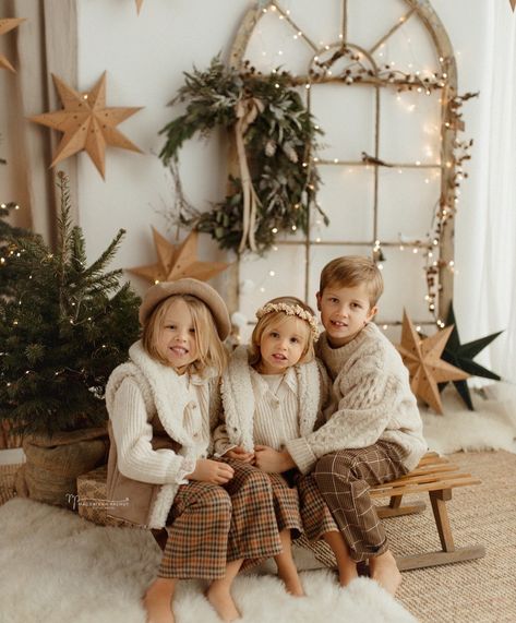 Indoor Christmas Photos, Christmas Mini Shoot, Christmas Photos Outfits, Boho Photoshoot, Christmas Shots, Family Photo Studio, Holiday Mini Session, Christmas Shoot, Christmas Mini Sessions