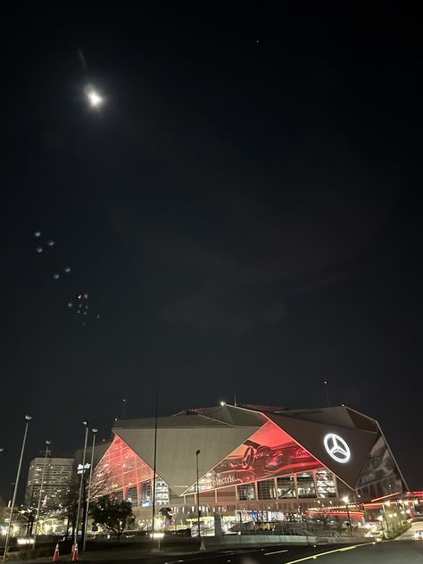 Mercedes Benz stadium Etihad Stadium Aesthetic, Mercedes Benz Stadium Atlanta, Stadium Aesthetic, Metlife Stadium Concert, Mercedes Benz Stadium, Angels Stadium, Big Concert Stadium, Atlanta Falcons Football, Falcons Football