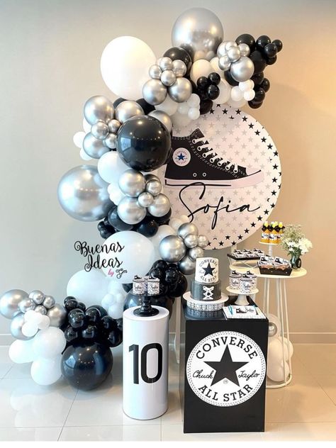 Converse Theme Birthday Party, Converse Birthday Party Ideas, Converse Theme Party, 40 Birthday Decorations, Converse Party, Bolo Rock, Basketball Theme Party, Sneaker Ball, 40th Birthday Decorations