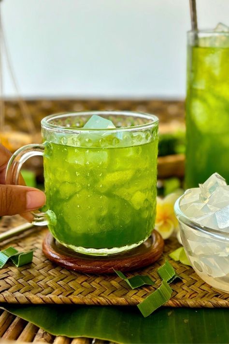 This easy Thai pandan drink recipe is your go-to for a refreshing summer drink. It's a fun and healthy beverage if you adjust the amount of sugar - with jellies for the kids. Pandan Drink, Thai Dumplings, Homemade Dipping Sauce, Thai Appetizer, Thai Recipes Authentic, Simple Sugar Syrup, Wonton Recipes, Dumplings Recipe, Going Vegetarian