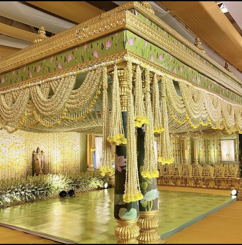 Pelli Decoration, Marriage Hall Decoration, Mandap Ideas, Leaf Decor Wedding, Stage Backdrops, Hindu Wedding Decorations, Indian Wedding Stage, Small Wedding Decor, Mandap Design